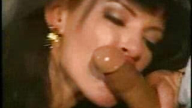 Sexy trẻ brunette fucks mình với đen dildo phim hàn xxx